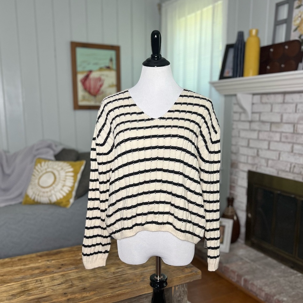 Knitted v neck striped sweater